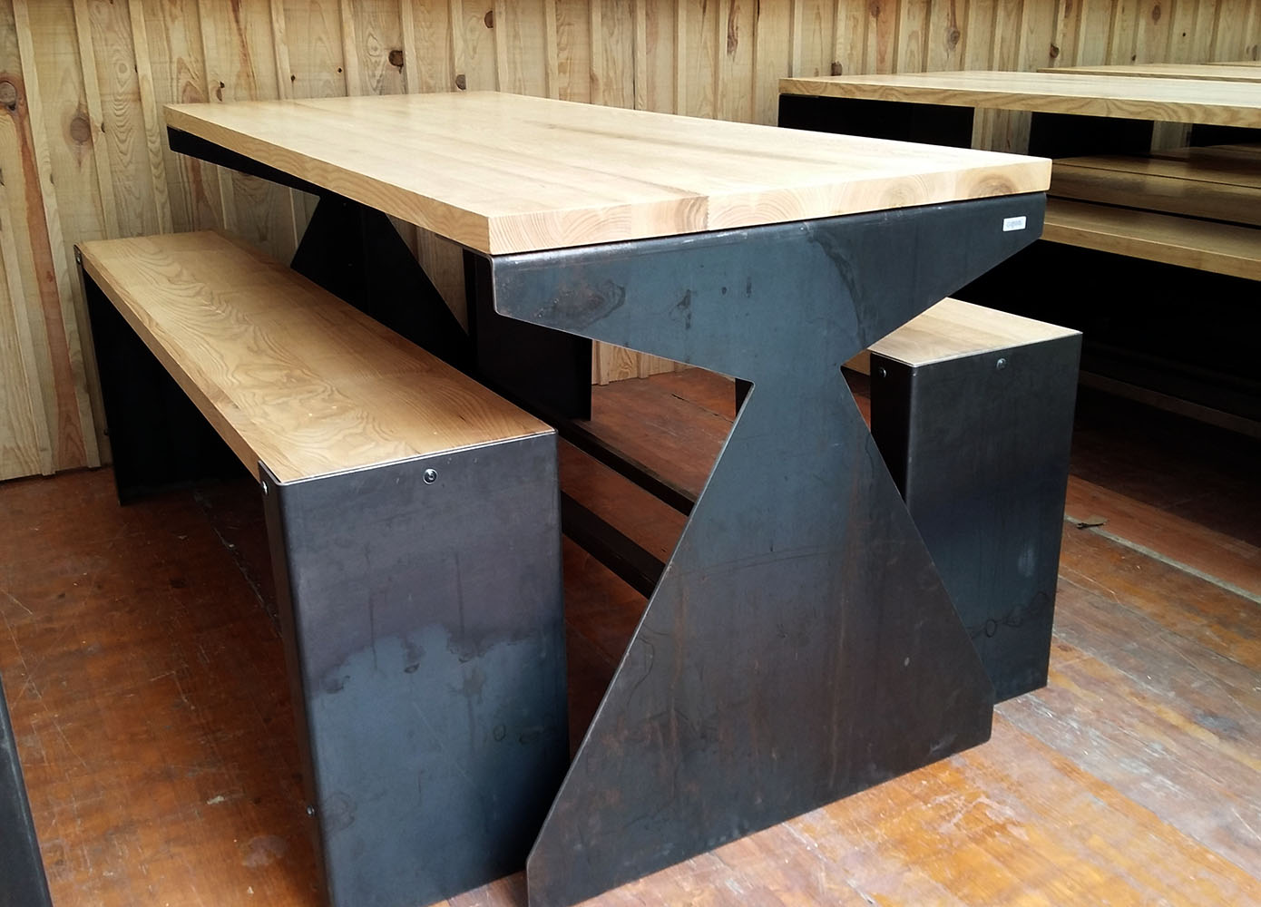 TABLE, modèle EPICURIEN X. Table avec bancs, frêne massif, acier brut, 200/85/90 cm.